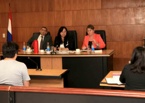 Imágen de un juicio oral y público desarrollado en el Palacio de Justicia de Asunción
