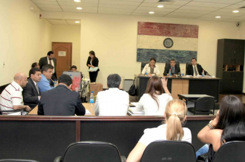 Imágen de un juicio oral y público desarrollado en el Palacio de Justicia de Asunción