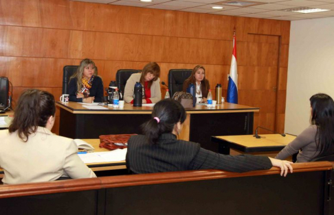 Imagen de un juicio oral y público desarrollado en el Palacio de Justicia de Asunción
