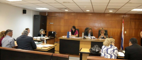 Desarrollo de un juicio oral en la capital.