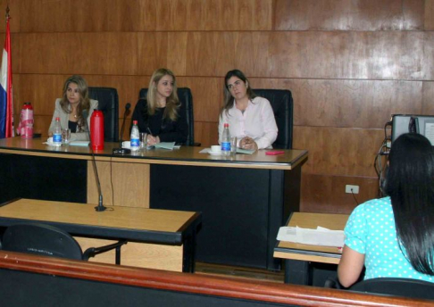 Imágen de un juicio oral y público desarrollado en el Palacio de Justicia de Asunción