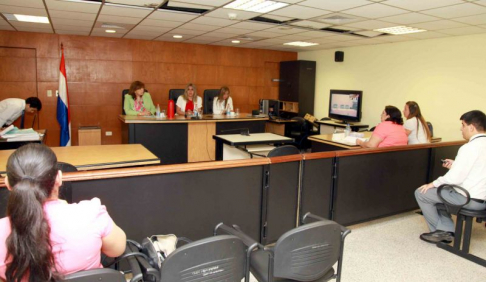 Imágen de un juicio oral y público desarrollado en el Palacio de Justicia de Asunción