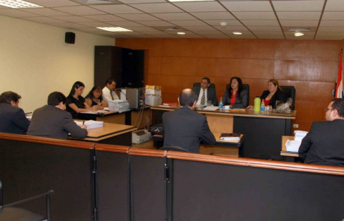 Imagen de un juicio oral y público desarrollado en el Palacio de Justicia de Asunción