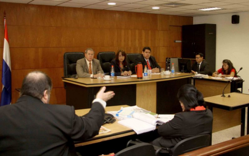 Imágen de un juicio oral y público desarrollado en el Palacio de Justicia de Asunción