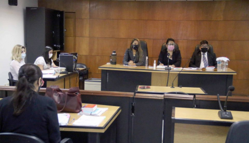 Desarrollo de una audiencia oral en la capital.