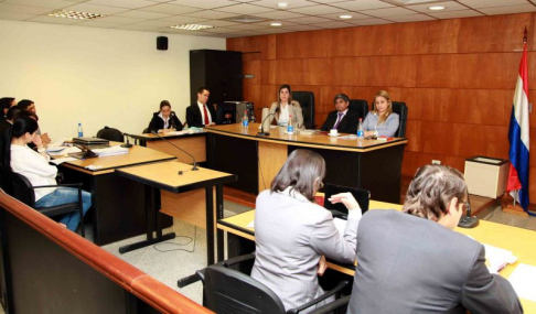 Imágen de un juicio oral y público desarrollado en el Palacio de Justicia de Asunción