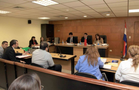 Imágen de un juicio oral y público desarrollado en el Palacio de Justicia de Asunción