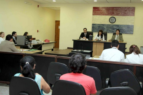 Imagen de un juicio oral y público desarrollado en el Palacio de Justicia de Asunción
