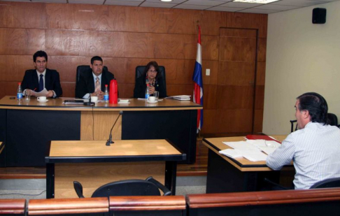 Imágen de un juicio oral y público desarrollado en el Palacio de Justicia de Asunción
