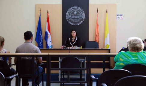 Imágen de un juicio oral y público desarrollado en el Palacio de Justicia de Asunción