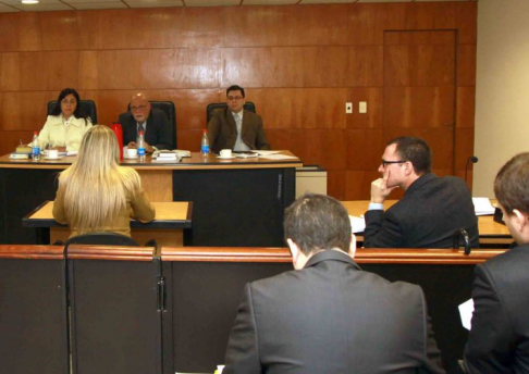 Imágen de un juicio oral y público desarrollado en el Palacio de Justicia de Asunción