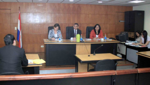 Imágen de un juicio oral y público desarrollado en el Palacio de Justicia de Asunción