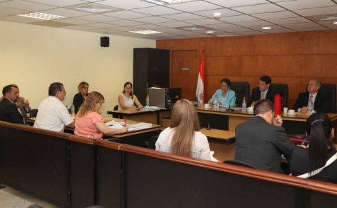 Imágen de un juicio oral y público desarrollado en el Palacio de Justicia de Asunción