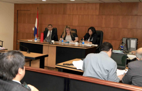 Imágen de un juicio oral y público desarrollado en el Palacio de Justicia de Asunción