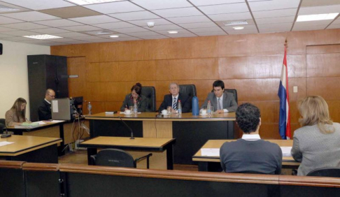 Imágen de un juicio oral y público desarrollado en el Palacio de Justicia de Asunción