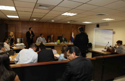 Imagen de un juicio oral y público desarrollado en el Palacio de Justicia de Asunción