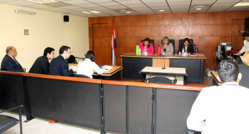 Imágen de un juicio oral y público desarrollado en el Palacio de Justicia de Asunción