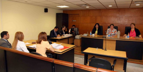 Imágen de un juicio oral y público desarrollado en el Palacio de Justicia de Asunción