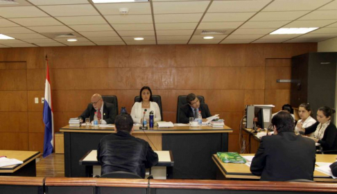 Imágen de un juicio oral y público desarrollado en el Palacio de Justicia de Asunción 