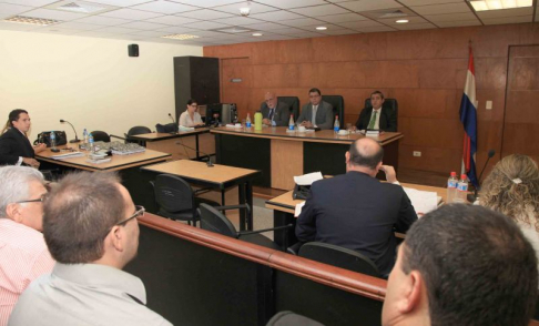 Imágen de un juicio oral y público desarrollado en el Palacio de Justicia de Asunción