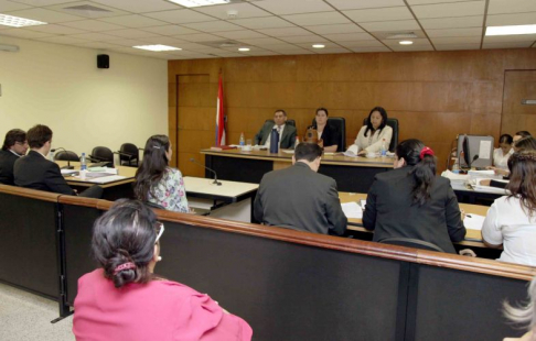 Imagen de un juicio oral y público desarrollado en el Palacio de Justicia de Asunción 