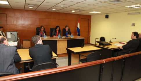 Imagen de un juicio oral y público desarrollado en el Palacio de Justicia de Asunción