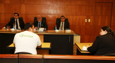 Imágen de un juicio oral y público desarrollado en el Palacio de Justicia de Asunción