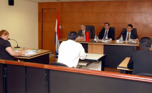 Imágen de un juicio oral y público desarrollado en el Palacio de Justicia de Asunción