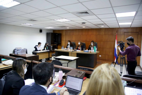 Desarrollo de una audiencia oral en la capital.