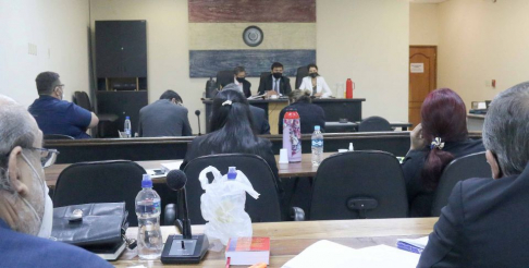 Desarrollo de una audiencia oral en la capital.