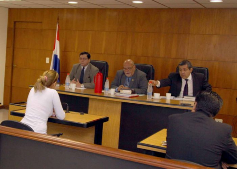 Imágen de un juicio oral y público desarrollado en el Palacio de Justicia de Asunción