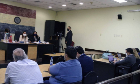 Desarrollo de una audiencia oral en la capital.