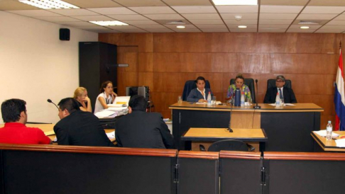 Imágen de un juicio oral y público desarrollado en el Palacio de Justicia de Asunción