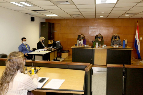 Desarrollo de una audiencia oral en la capital.