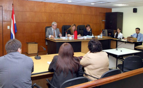Imágen de un juicio oral y público desarrollado en el Palacio de Justicia de Asunción