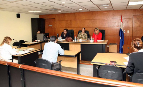 Imágen de un juicio oral y público desarrollado en el Palacio de Justicia de Asunción