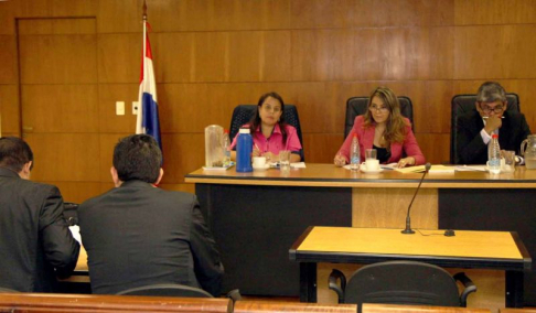 Imágen de un juicio oral y público desarrollado en el Palacio de Justicia de Asunción