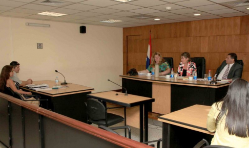 Imágen de un juicio oral y público desarrollado en el Palacio de Justicia de Asunción
