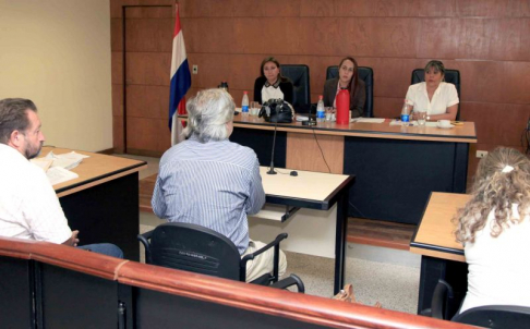 Imágen de un juicio oral y público desarrollado en el Palacio de Justicia de Asunción