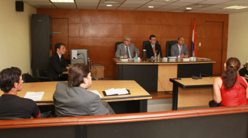 Imágen de un juicio oral y público desarrollado en el Palacio de Justicia de Asunción