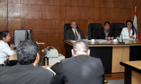 Imágen de un juicio oral y público desarrollado en el Palacio de Justicia de Asunción