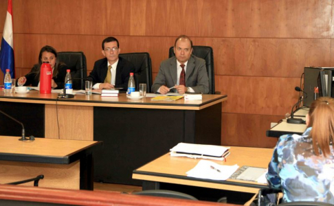 Imágen de un juicio oral y público desarrollado en el Palacio de Justicia de Asunción