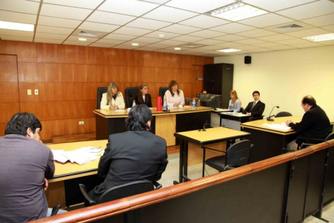 Imagen de un juicio oral y público desarrollado en el Palacio de Justicia de Asunción