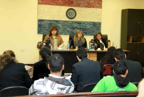 Imagen de un juicio oral y público desarrollado en el Palacio de Justicia de Asunción
