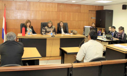 Imágen de un juicio oral y público desarrollado en el Palacio de Justicia de Asunción