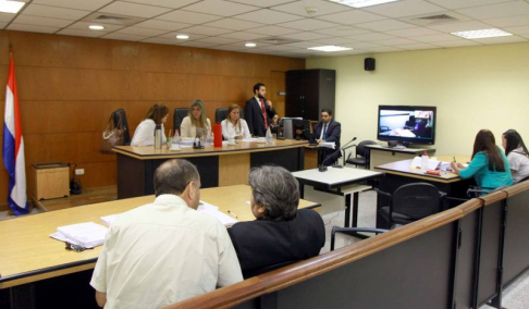 Imágen de un juicio oral y público desarrollado en el Palacio de Justicia de Asunción