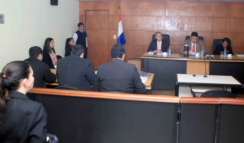 Imágen de un juicio oral y público desarrollado en el Palacio de Justicia de Asunción