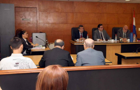 Imágen de un juicio oral y público desarrollado en el Palacio de Justicia de Asunción