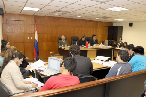 Imágen de un juicio oral y público desarrollado en el Palacio de Justicia de Asunción