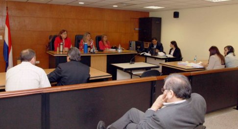 Imágen de un juicio oral y público desarrollado en el Palacio de Justicia de Asunción